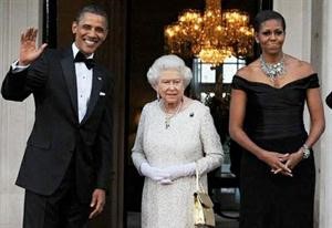 الملكة تتوسط اوباما وميشيل﻿
