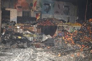 اثار الدمار كما بدت داخل سوق الخضار في جمعية الفحيحيل بعد الحريق﻿