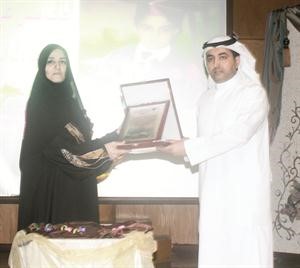 مديرة المدرسة تكرم صلاح العقيل