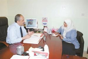 د شفيق صالح متحدثا للزميلة زينب ابوسيدو	كرم ذياب﻿