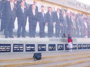 الزميل اسامة ابوالسعود يقف بجانب لوحة صانعي السلام التي تضم الرئيس المخلوع وعدد من زعماء العالم وقام البعض بازالة اسمه من اللوحة