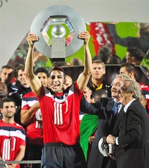 مدافع ليل عادل رامي يحتفل بدرع الدوري الفرنسي اپ
