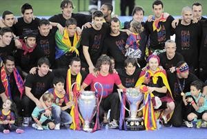 لاعبو برشلونة احتفلوا مع انصارهم بالثنائية دوري ابطال اوروبا والدوري الاسباني	 افپ
﻿