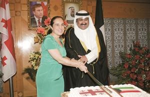 السفير وليد الخبيزي وسفيرة جورجيا خلال قطع كيكة الحفل
