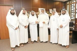 عبدالقادر العجيل يتسلم زكاة جمعية صباح السالم التعاونية