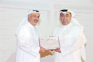 السعد مكرما احد المشاركين في الدورة