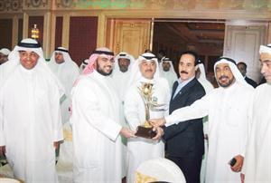 الشيخ فهد الاحمد يتسلم درعا من ضيوف البطولة
﻿