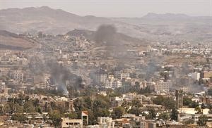 الدخان يتصاعد خلال اشتباكات بين القوات الحكومية اليمنية وانصار الشيخ صادق الاحمر بالقرب من منزله امس	 رويترز
﻿
