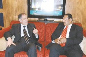 السفير محمد عبدالحكم متحدثا الى الزميل اسامة ابوالسعود محمد ماهر