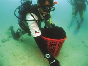 جهود كبيرة لفريق الغوص لحماية الشعب المرجانية
﻿