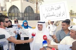 مسلم البراك متحدثا للصحافيين خلال الاعتصام	 كرم ذياب
﻿