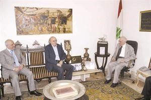 رئيس الحكومة الاسبق سليم الحص مستقبلا النائب وليد جنبلاط بحضور الوزير غازي العريضي امس محمود الطويل