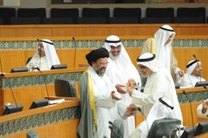 عدنان عبدالصمد وسيد حسين القلاف وعادل الصرعاوي اثناء سير الجلسة