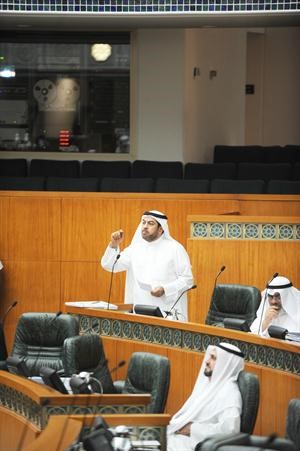 علي الدقباسي متحدثا