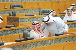سمو رئيس الوزراء الشيخ ناصر المحمد وعسكر العنزي في حديث باسم