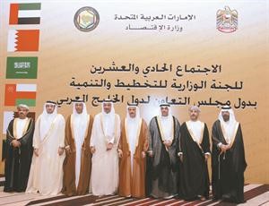 دعادل الوقيان مع المشاركين في اجتماع لجنة وزراء التخطيط﻿