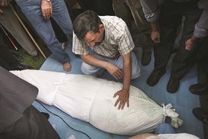 ايرانيون يودعون جثمان المعارض عزة الله سحابي قبل دفنه 	اپ﻿
