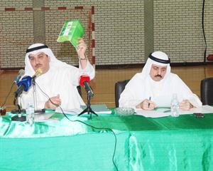 جمال الكاظمي وعبدالرزاق المضف خلال اجتماع الجمعية العمومية للنادي العربي﻿