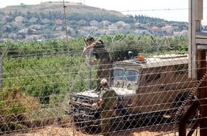 عنصران من الجيش الاسرائيلي يقومان بصيانة الشريط الحدودي عشية ذكرى النكسة					افپ﻿