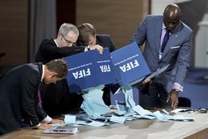 جانب من عملية فرز الاصوات بعد انتهاء الجمعية العمومية لـ فيفا افپ
