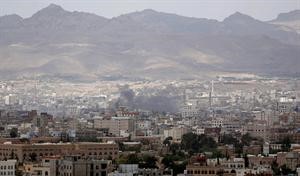 اعمدة الدخان تتصاعد من احد مواقع الاشتباكات بين مؤيدي صالح ومؤيدي الاحمر في صنعاء 	اپ﻿