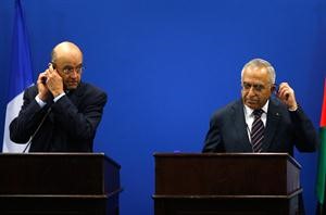 رئيس الحكومة الفلسطينية سلام فياض ووزير خارجية فرنسا الان جوبيه في مؤتمر صحافي في رام الله رويترز﻿