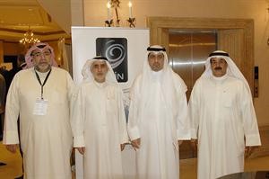 عبدالمحسن المزيدي مع بعض الحضور في الملتقى﻿