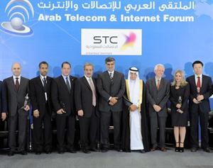 منبيل بن سلامة متوسطا عددا من المكرمين والمشاركين في الملتقى﻿