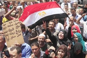 جانب من التظاهرات في ميدان التحرير امس 	رويترز﻿