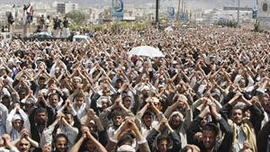 مناهضون للرئيس اليمني علي عبدالله صالح خلال تظاهرهم في صنعاء امس	 رويترز﻿