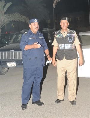 اللواء فهد الزعابي مع احد ضباط الامن في الموقع﻿