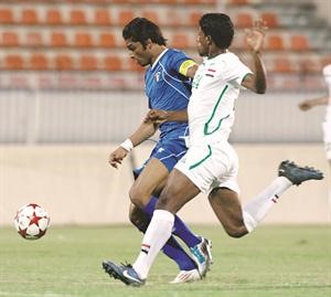 مهاجم الاولمبي يوسف ناصر متخطيا العراقي فيصل جاسم الازرقكوم