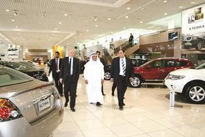 محمد شلبي وخالد البابطين وجيم رايت خلال زيارة معرض نيسان
