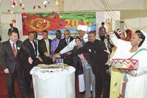 السفير الاريتري يشارك سفراء السنغال والصومال وايطاليا وعددا من الحضور قطع كعكة الحفل
﻿