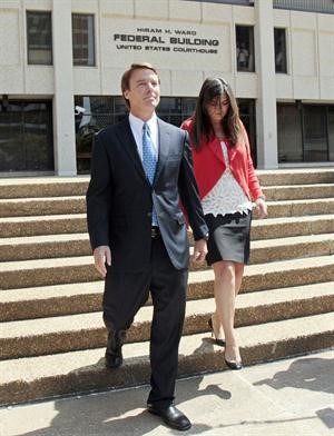 جون ادواردز مع ابنته لدى خروجهما من المحكمة 	رويترز﻿
