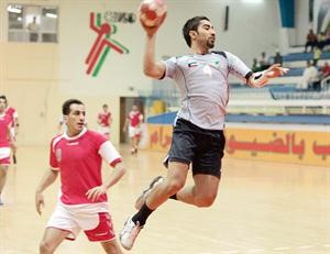 نجم السالمية عبدالعزيز الزعابي يطير للتسديد على مرمى اليرموك
