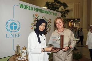 درع تذكارية من الحملة التوعوية للتغير المناخي للسفيرة جونزمتين غوزال