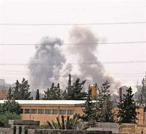 دخان يتصاعد من العاصمة الليبية طرابلس بعد تعرضها للقصف	افپ﻿