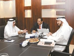 الزميل يوسف عبدالرحمن يرحب بالشعيب في الانباء