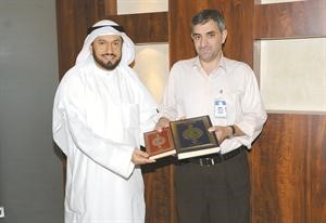 الشعيب يهدي الزمبل عاطف غزال نسختين من مصحف الكويت المطبوع في السودان