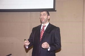 ديوسف الوتار خلال الندوة

