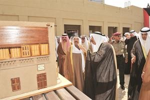 صاحب السمو الامير الشيخ صباح الاحمد وسمو ولي العهد الشيخ نواف الاحمد خلال زيارتهما اعمال الفريق

