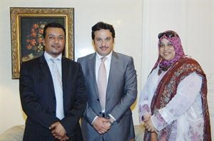 القنصل مشعل السعيد ومساعده وليد المسعود مع الزميلة هناء السيد	 ناصر عبدالسيد﻿
