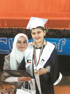 فيصل احمد العبدالجادر مع والدته وفرحة التفوق﻿