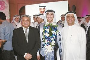 السفير اليمني خالد الشيخ مع الطالب عبدالرحمن الراعي ووالده