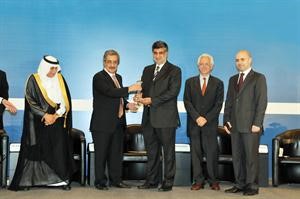 نبيل بن سلامة يتسلم الجائزة من وزير الاتصالات اللبناني خلال الملتقى
﻿