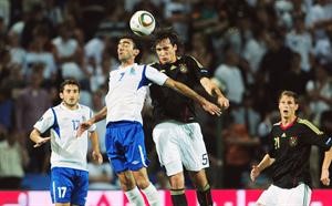 مدافع المانيا ماتس هوميلز في صراع فضائي مع مهاجم اذربيجان فاجيف جافادوف