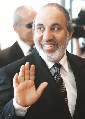 دمحمد البصيري متوجها لحضور الاجتماع﻿
