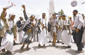 متظاهرون يمنيون يرقصون في صنعاء احتفالا بخروج صالح من اليمن 	افپ﻿
