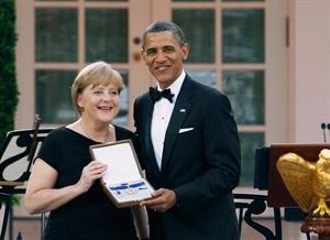 الرئيس الاميركي باراك اوباما يمنح المستشارة الالمانية انجيلا ميركل وسام الحرية	رويترز﻿